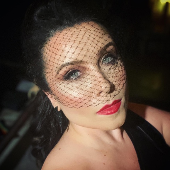 Meet your Posher, Emily - Picture 3 of 4